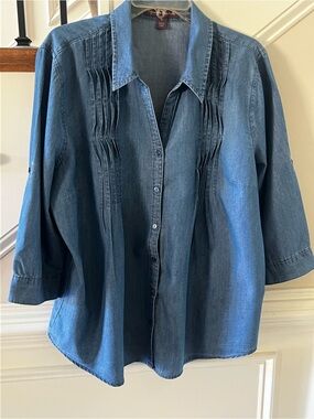 GLORIA VANDERBILT Light Chambray Button top